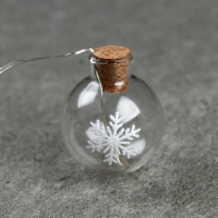 Гирлянда &laquo;Нить&raquo; 1.6 м с насадками &laquo;Шарики со снежинкой&raquo;, IP20, серебристая нить, 15 LED, батарейки ААх2 (нет в комплекте), свечение мульти