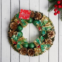 Венок новогодний d-22 см "Зелёные бантики и шарики"