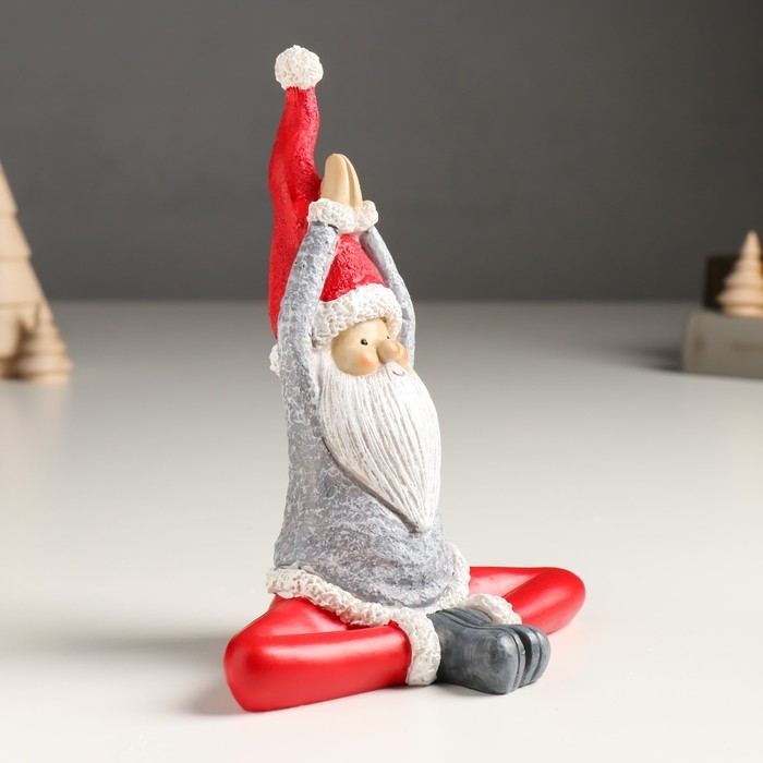 Сувенир полистоун "Дед Мороз - йог. Растяжка и расслабление" МИКС 9х15х18 см