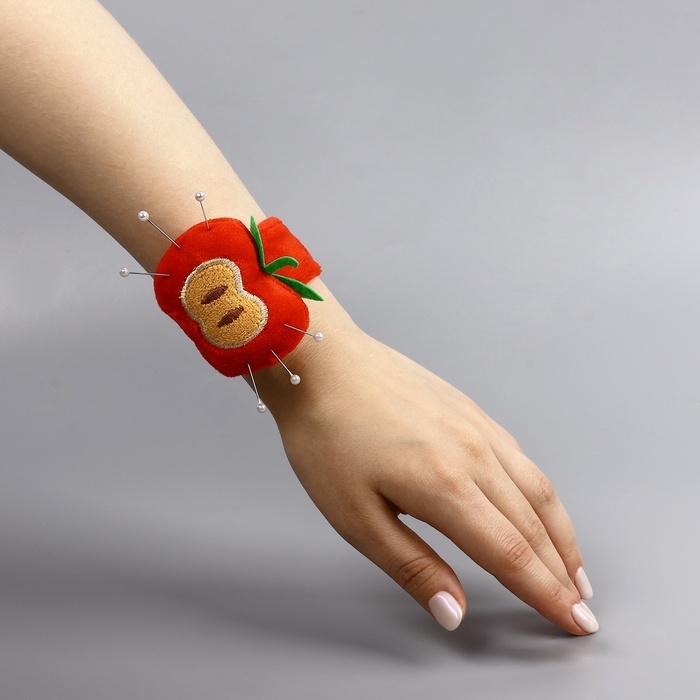 Игольница на браслете &laquo;Яблоко&raquo;, 23 &times; 6,5 см, цвет красный