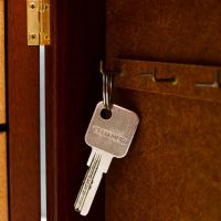 Ключница "Бинокль" орех 15х21 см