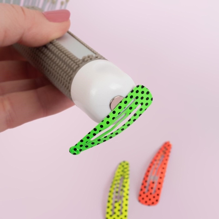 Расчёска массажная, с магнитом, прорезиненная ручка, вентилируемая, 7,5 &times; 25,5 см, цвет бежевый/белый