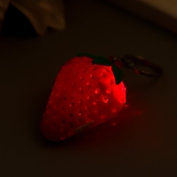 Фонарик свет на кольце "Клубничка" МИКС 3х3,4х4,6 см