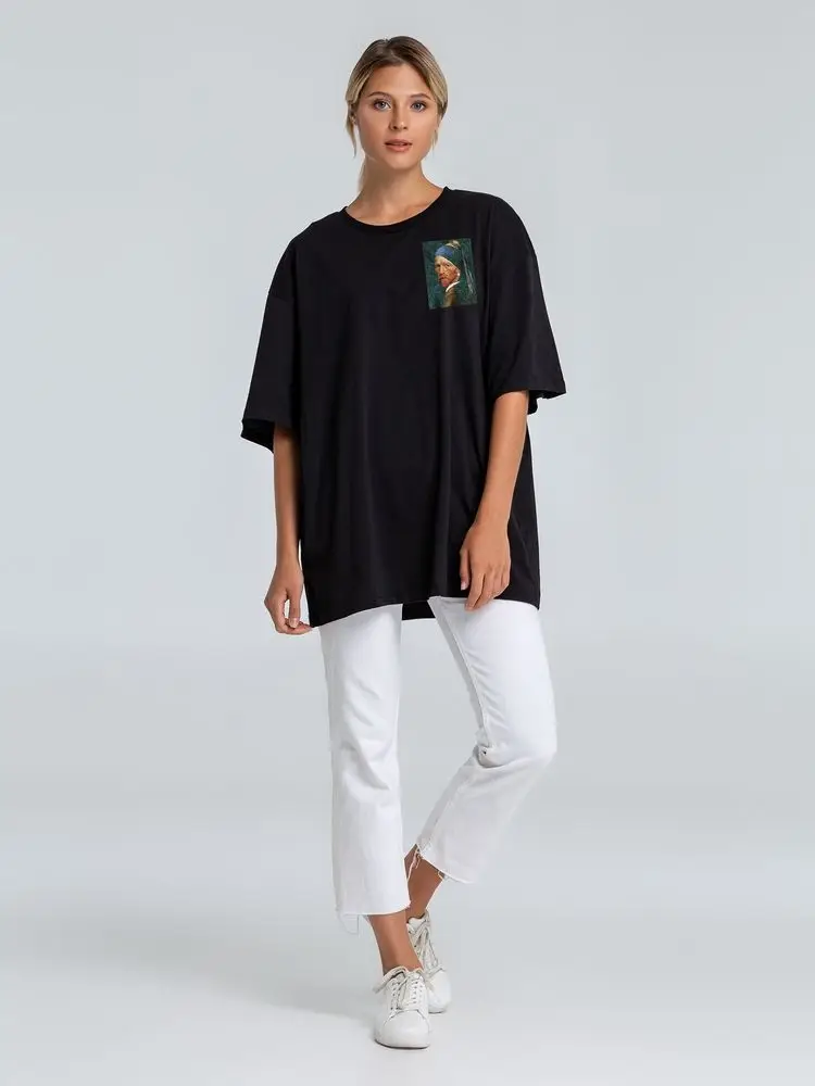 Футболка оверсайз &laquo;Мужчина с жемчужной сережкой&raquo;, черная, размер M/L