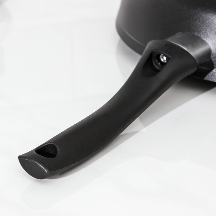 Сковорода «Традиция», d=28 см, пластиковая ручка, антипригарное покрытие, цвет чёрный Сковорода «Традиция», d=28 см, пластиковая ручка, антипригарное покрытие, цвет чёрный