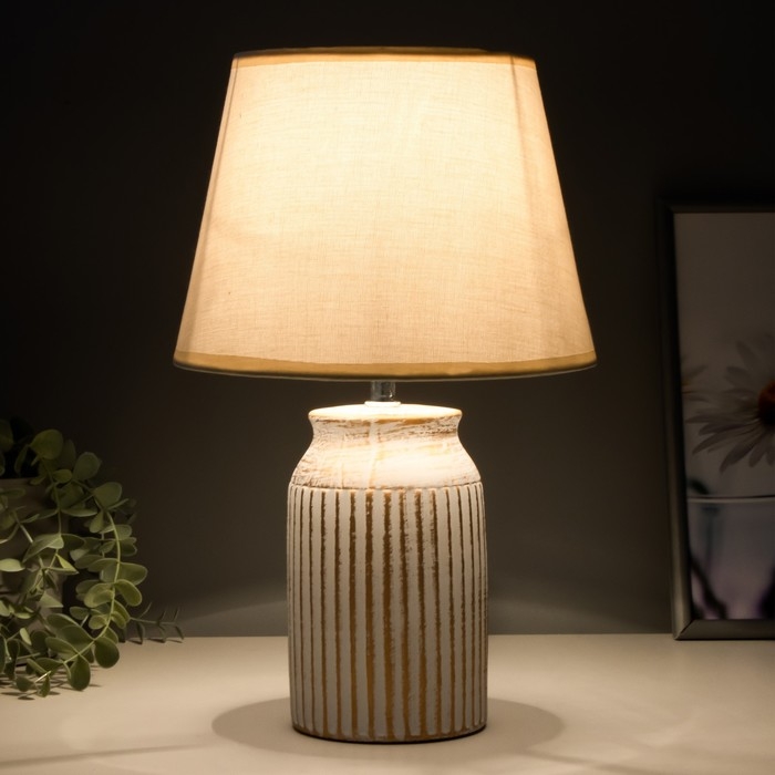 Настольная лампа "Инести" Е14 40Вт бело-золотой 22х22х36 см RISALUX