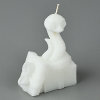 Новый год 2025! Свеча интерьерная &laquo;Новогодняя коллекция: Змейка с подарком&raquo;, белая 77 х 61 х 35