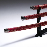 Сув. изделие катаны 3в1 на подставке, ножны ткань, драконы золото на бордо  47/70/89см