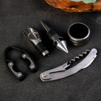 Винный набор: штопор, аэратор, каплеулавливатель, пробка для бутылки вина и нож для фольги &laquo;C уважением&raquo;.