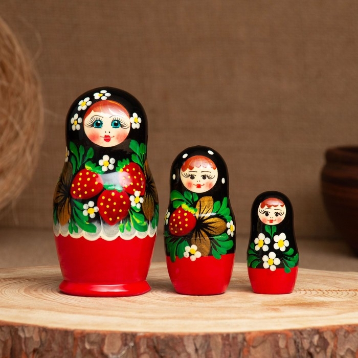 Матрёшка «Земляничка», чёрный платок, 3 кукольная, 10 см Матрёшка «Земляничка», чёрный платок, 3 кукольная, 10 см