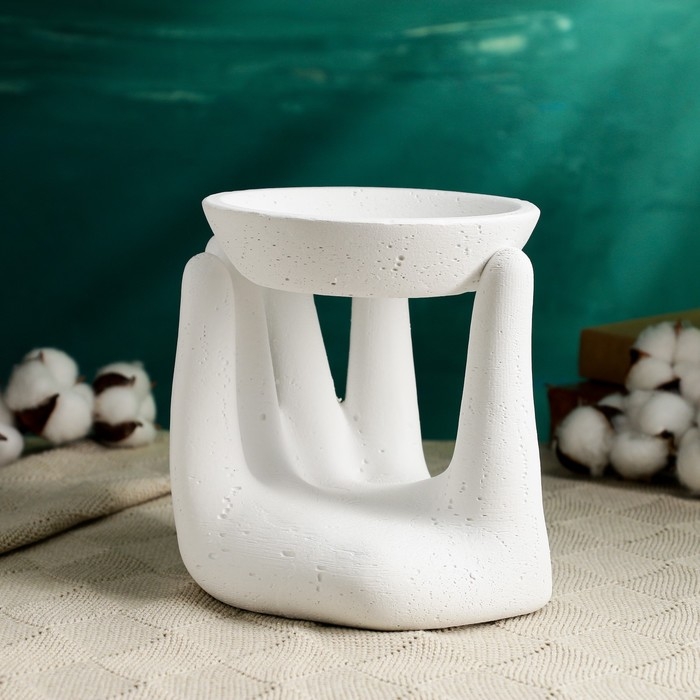 Подсвечник "Рука с подставкой" белый, 17см