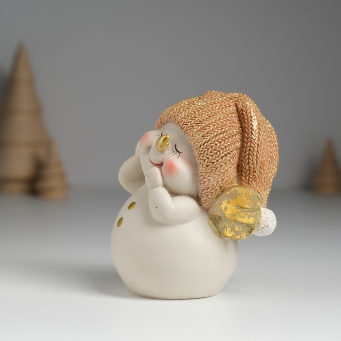 Сувенир полистоун "Снеговичок в золотистом вязанном колпаке, с крылышками" 9х6х9 см