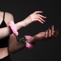 Наручники карнавальные &laquo;Список непослушных&raquo; меховые, цвет розовый