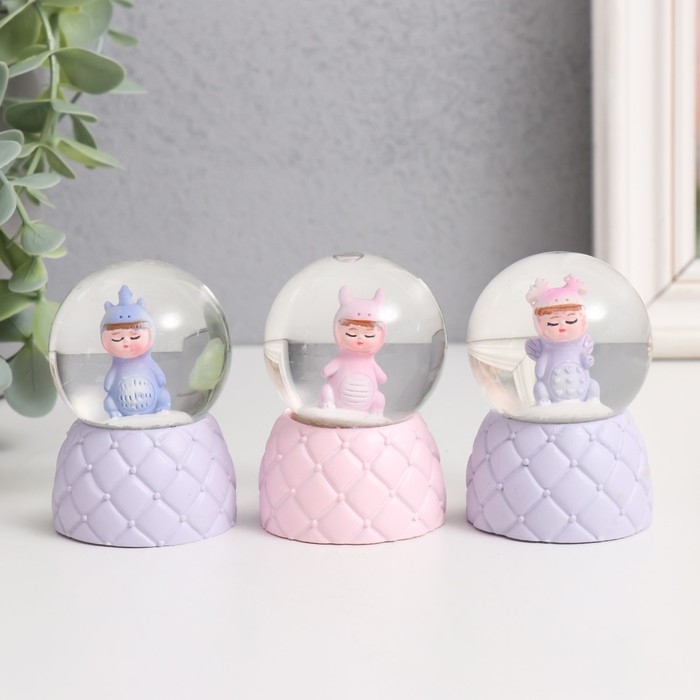 Сувенир полистоун водяной шар свет Сувенир полистоун водяной шар свет "Малыш-динозаврик" МИКС 4х4х6,7 см