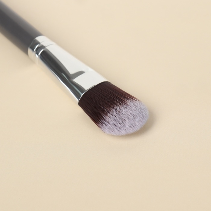 Кисть для макияжа &laquo;Brush GRAPHITE&raquo;, 17 (&plusmn; 1) см, цвет тёмно-серый/серебристый