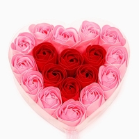 Набор в форме сердца, нежных 18 красно-розовых мыльных роз Набор в форме сердца, нежных 18 красно-розовых мыльных роз