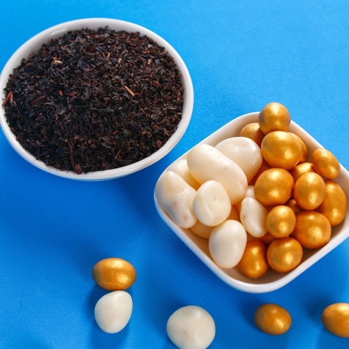 Подарочный набор «Волшебного нового года»: чай чёрный 50 г., арахис в белой шоколадной глазури 100 г., ананас в белом шоколаде 100 г., крем-мед с клубникой 120 г. Подарочный набор «Волшебного нового года»: чай чёрный 50 г., арахис в белой шоколадной глазури 100 г., ананас в белом шоколаде 100 г., крем-мед с клубникой 120 г.