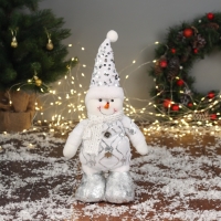 Мягкая игрушка "Снеговик в блестящем колпаке" 38х19 см, серебристо-белый Мягкая игрушка "Снеговик в блестящем колпаке" 38х19 см, серебристо-белый