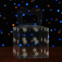 Новый год. Коробка подарочная новогодняя складная ПВХ "Снежинки" 11 x 11 x 11 см.