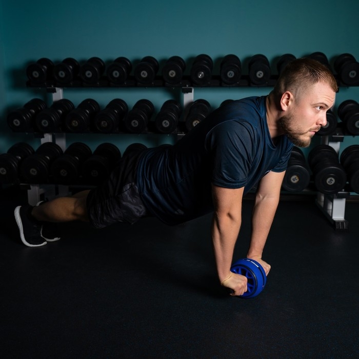 Ролик для пресса ONLYTOP, 28х16х16 см, с ковриком, цвет синий