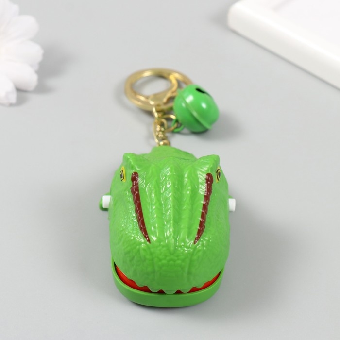 Брелок пластик с карабином Брелок пластик с карабином "Динозавр-зубастик" закрывается при нажатии на зуб 5х7,5х4,5 см 1049898