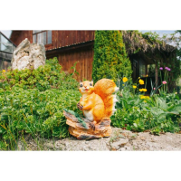 Садовая фигура "Белочка с орешком на пне" 25х12х23см Садовая фигура "Белочка с орешком на пне" 25х12х23см