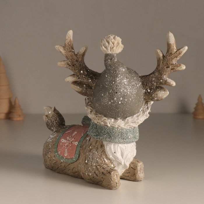 Сувенир полистоун Сувенир полистоун "Олешка в сером колпаке и шарфике" лежит 21х11,5х20 см