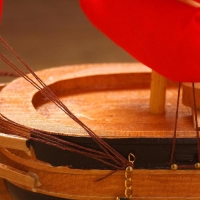 Корабль сувенирный средний &laquo;Ахиллес&raquo;, паруса красные, 39х44х7 см