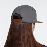 Бейсболка Foreside с прямым козырьком, серая с коричневым Бейсболка Foreside с прямым козырьком, серая с коричневым