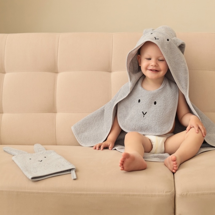 Набор Крошка Я (полотенце-уголок, рукавица, нагрудник), серый, 100% хл, 360 гр/м2 Набор Крошка Я (полотенце-уголок, рукавица, нагрудник), серый, 100% хл, 360 гр/м2