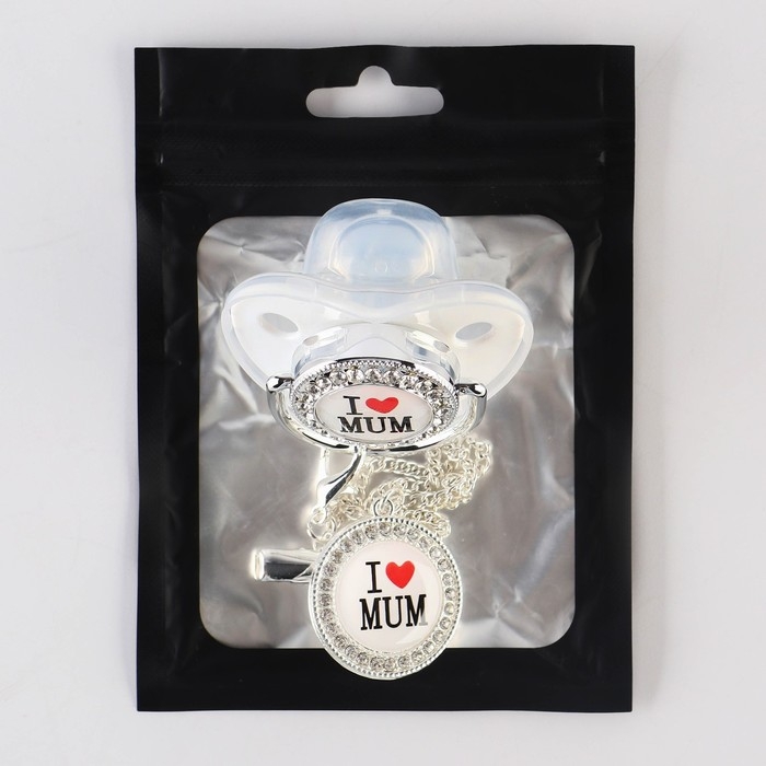 Соска - пустышка силиконовая ортодонтическая «I LOVE MUM», от 6 мес., с колпачком + держатель - цепочка, цвет белый/серебро, стразы Соска - пустышка силиконовая ортодонтическая «I LOVE MUM», от 6 мес., с колпачком + держатель - цепочка, цвет белый/серебро, стразы