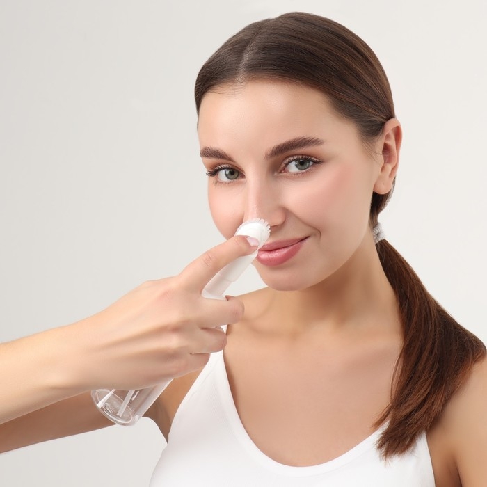 Бутылочка с щёткой для умывания, с дозатором, 150 мл, цвет белый/прозрачный Бутылочка с щёткой для умывания, с дозатором, 150 мл, цвет белый/прозрачный