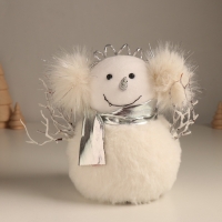 Декор "Снеговик в меховых наушниках" 20х12х17 см Декор "Снеговик в меховых наушниках" 20х12х17 см