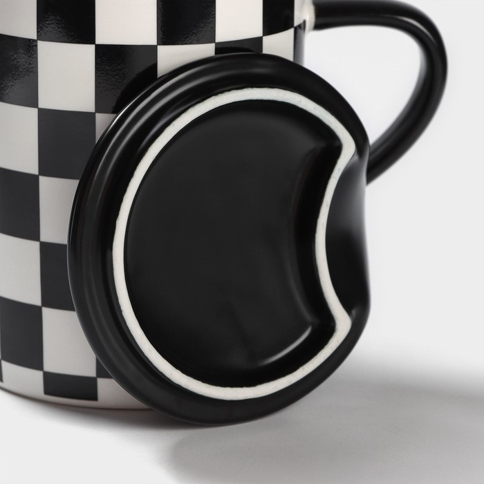 Кружка керамическая с ложкой &laquo;Абстракт&raquo;, 400 мл, цвет чёрный и белый