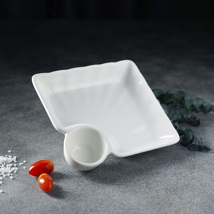 Блюдо фарфоровое с соусником Magistro &laquo;Бланш&raquo;, соусник 60 мл, 18,5&times;17,5&times;4 см, цвет белый