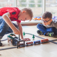 Железная дорога &laquo;Лесопилка&raquo;, работает от батареек, длина пути 450 см