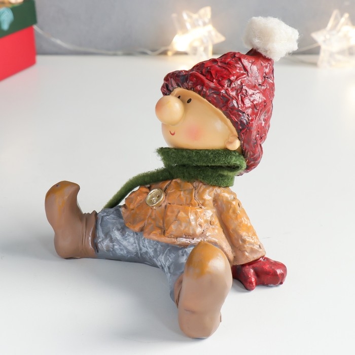 Сувенир полистоун "Малыш в красной шапке и зелёном шарфике сидит" 12,5х12х12,5 см