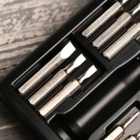 Набор отверток в фляге «Хочешь жить», универсальный, 18 предметов Набор отверток в фляге «Хочешь жить», универсальный, 18 предметов