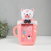 Фоторамка пластик 16х11 см "Тигренок в чашке" розовый 29,5х8х19,5 см Фоторамка пластик 16х11 см "Тигренок в чашке" розовый 29,5х8х19,5 см