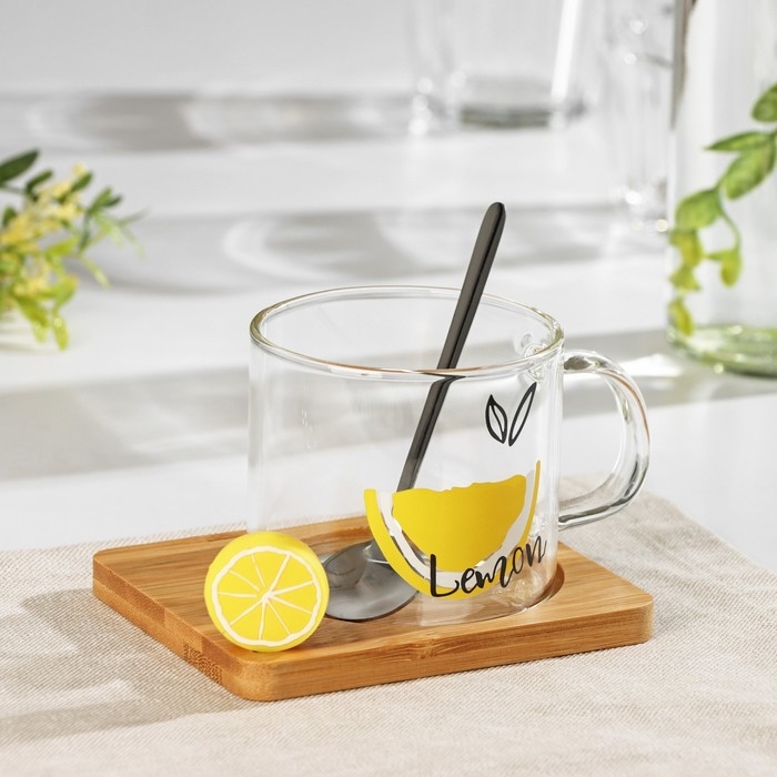 Кружка стеклянная с деревянной подставкой и ложкой &laquo;Лимон&raquo;, 300 мл, рисунок МИКС
