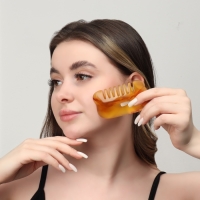 Массажёр Гуаша &laquo;Гребень&raquo;, 9,5 &times; 5,5 см, PVC-коробка, цвет &laquo;янтарный&raquo;