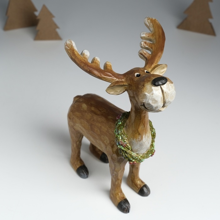 Сувенир полистоун Сувенир полистоун "Важный лось в еловом венке с ягодками" стоит 16,5х10х25 см