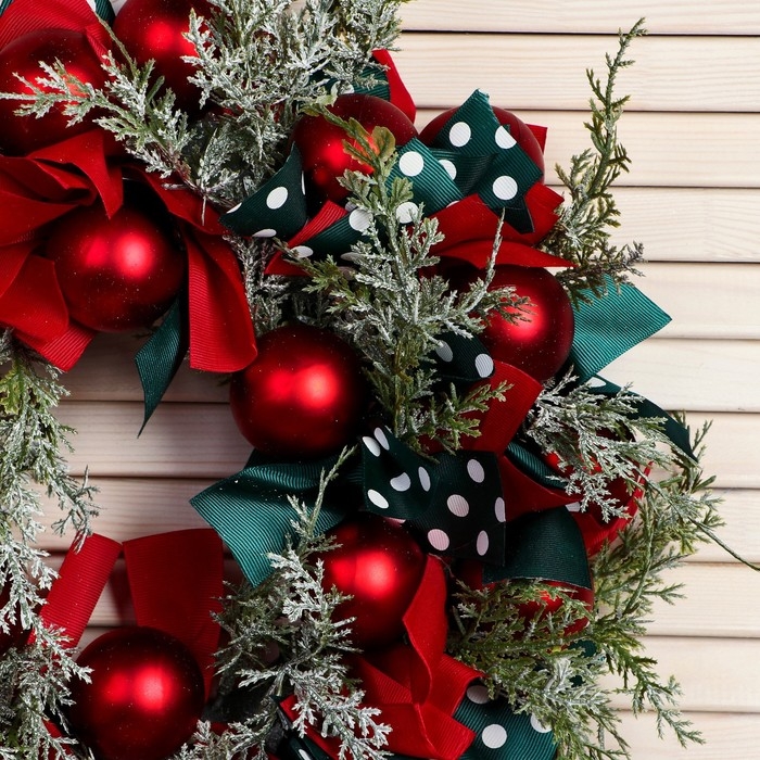 Венок новогодний d- 30 см "Уютная сказка" алые шары и ленты в горох