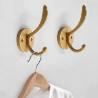 Крючок мебельный CAPPIO WING, двухрожковый, матовое золото Крючок мебельный CAPPIO WING, двухрожковый, матовое золото