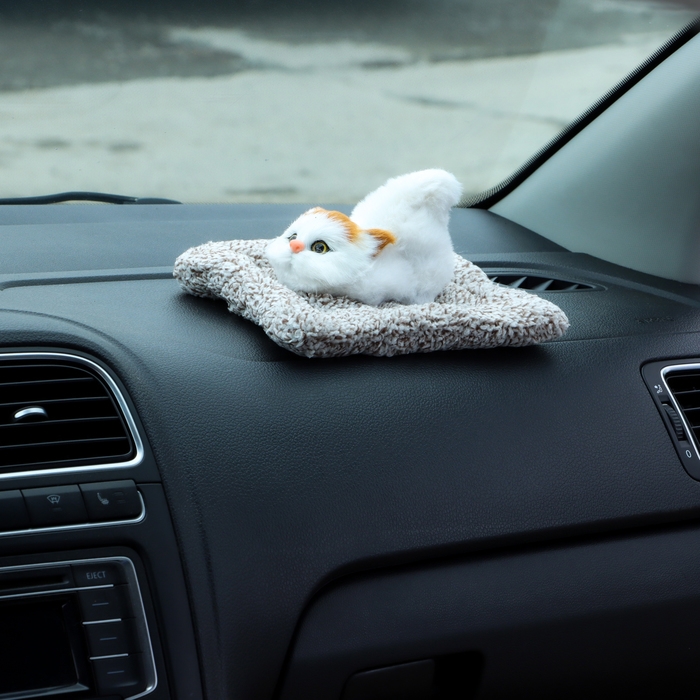Игрушка на панель авто, кошечка на подушке, бело-рыжий окрас