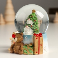 Сувенир полистоун водяной шар "Ёлка с гномами" 7х8х9 см Сувенир полистоун водяной шар "Ёлка с гномами" 7х8х9 см