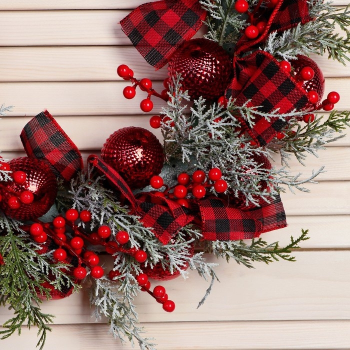 Венок новогодний d- 37 см "Уютная сказка" клетчатые ленты веточки шары