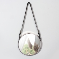 Зеркало настенное круглое &laquo;Антураж&raquo; d зеркальной поверхности 28 см, с ремешком из искусственной кожи, цвет МИКС