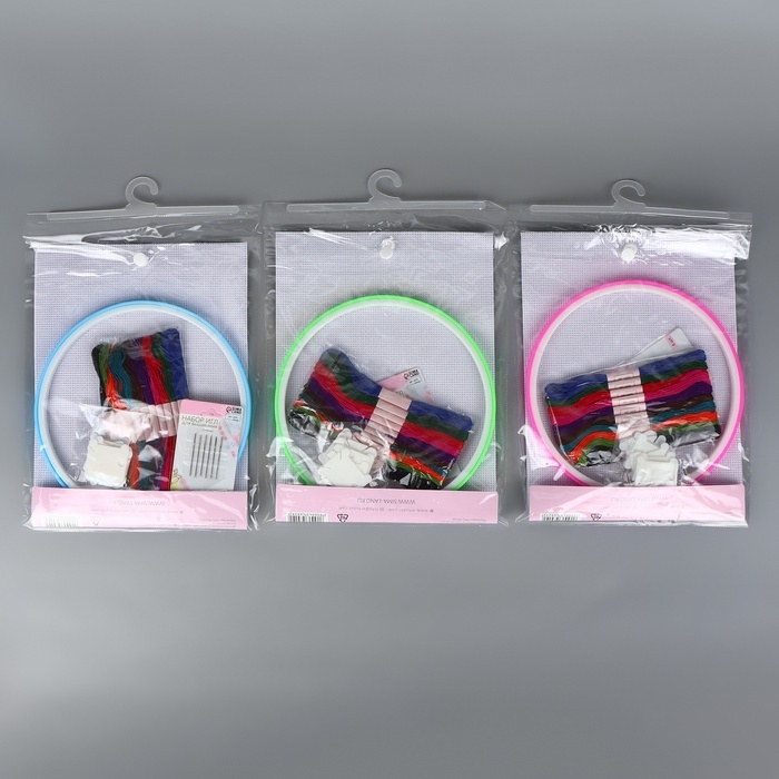 Набор для вышивания крестиком: канва без рисунка 30&times;20 см, нитки 10 шт, пяльцы d = 18 см, иглы 6 шт, шпульки 10 шт, цвет МИКС