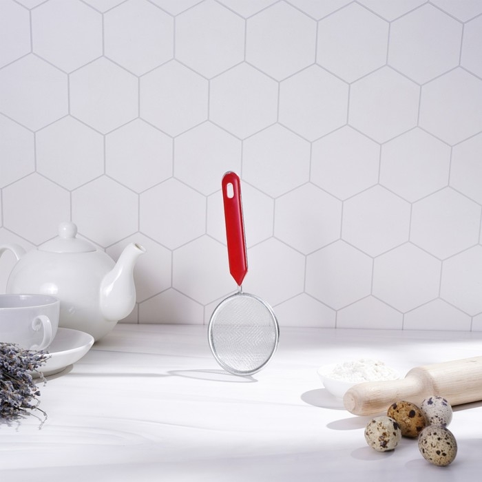 Сито для просеивания Доляна «Хозяюшка», d=8 см, цвет красный Сито для просеивания Доляна «Хозяюшка», d=8 см, цвет красный